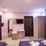 Cliche Hotel 3*