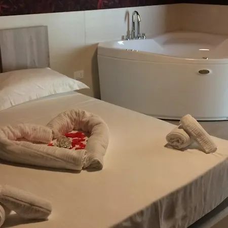 Cliche Hotel 3*
