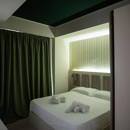 Cliche Hotel
