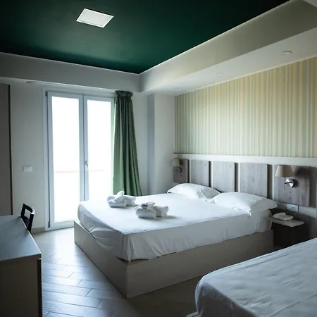 Cliche Hotel